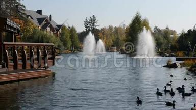 乌克兰梅日吉里亚的喷泉和木屋